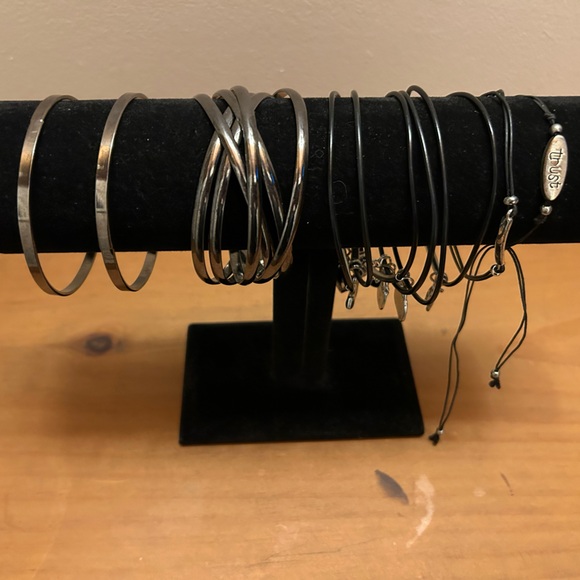 11 Bracelets, 8 charm, 3 metal bangles - Picture 2 of 11